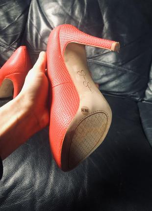 Красные туфли на высоком каблуке5 фото