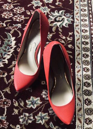 Красные туфли на высоком каблуке8 фото