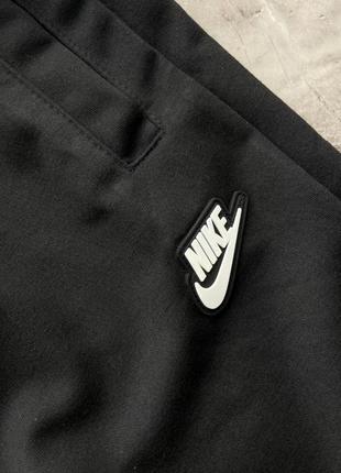 Штани nike weiss – комфортні та модні, підходять для активного спорту та повсякденного використання.