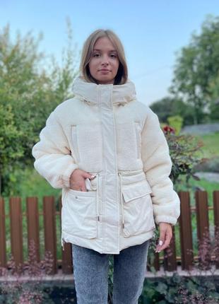 Чрезвычайно стильная,теплая,зимняя,тедди куртка бежевого цвета.7 фото