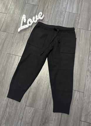 Черные укороченные спотивные брюки от zara