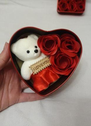 Подарунк набір мило з троянд love you 3 троянди з мильними пелюстками і мишка в коробочці у виг3 фото