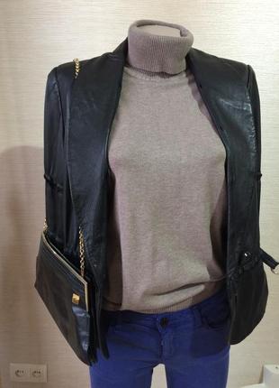 Женская куртка из натуральной кожи с пристегнутым воротником3 фото