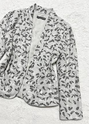 Легкий пиджак прямого кроя в принт перьев укороченный1 фото