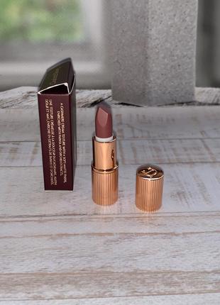 Charlotte tilbury matte revolution pillow talk medium 2 помада матова4 фото