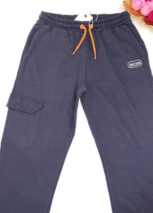 Спортивні штани трьохнитка темно синього кольору з оранжевими шнурками на поясі. пояс регулюється.4 фото