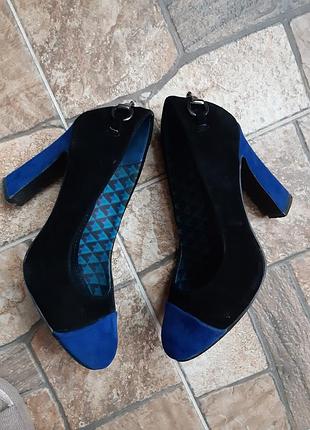 Замшевые туфли на каблуке