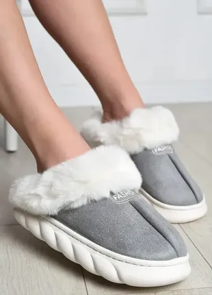 Стильні домашні капці з хутром з закритою п`яткою
