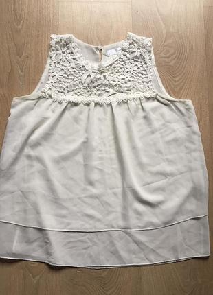 Ніжний молочний топ з мереживом