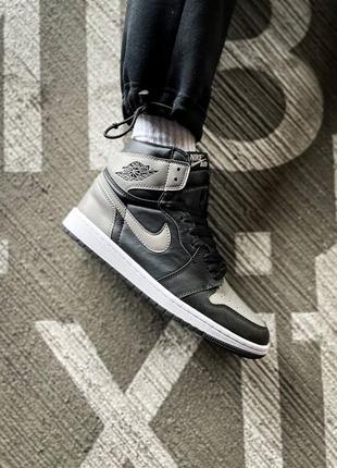 Кросівки для чоловіків в чорно сірому кольорі nike air jordan 1 retro high og shadow