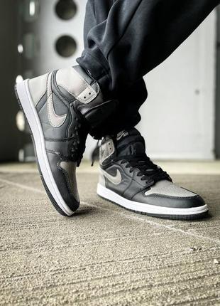 Кросівки для чоловіків в чорно сірому кольорі nike air jordan 1 retro high og shadow2 фото