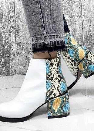 Натуральные кожаные белые демисезонные и зимние ботильоны – ботинки на невысоких каблуках9 фото