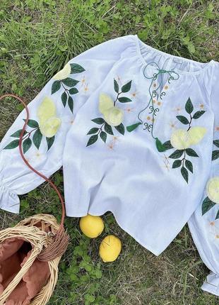 Жіноча вишиванка біла з лимонами та квітами гладдю
