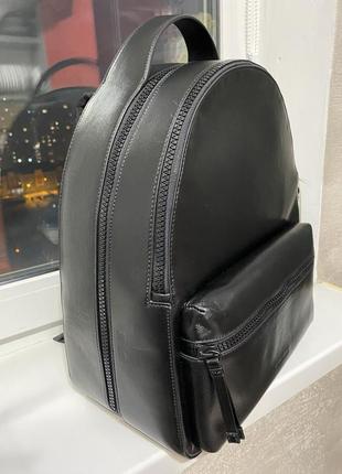 Кожаный рюкзак trussardi мужской цвет черный большой однотонный9 фото