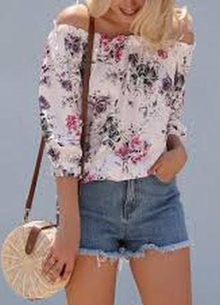 Изысканная блуза с цветочным принтом.