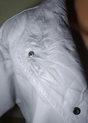 Біла шкіряна куртка косуха10 фото