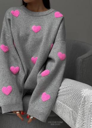 Женский свитер приятный с сердечками серый розовый приятный объемный оверсайз плотный4 фото