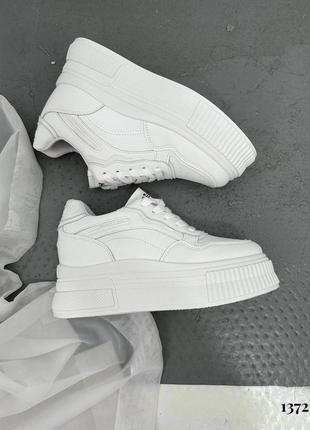 Шкіряні кросівки весняні на високій плвтформі підошві білі на шнурках1 фото