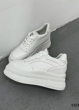 Шкіряні кросівки весняні на високій плвтформі підошві білі на шнурках4 фото