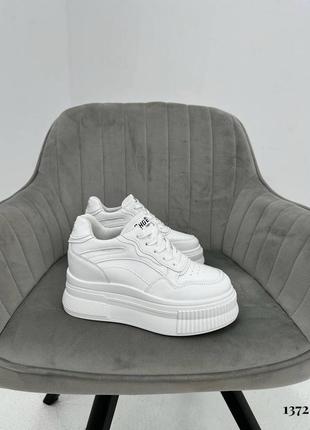 Шкіряні кросівки весняні на високій плвтформі підошві білі на шнурках3 фото