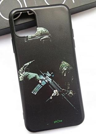 Чехол для iphone 11 pro max силиконовый с рисунком и бархатной серединой  солдат с ружьем1 фото