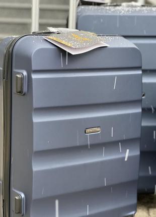 Качественный чемодан,польнее,противоударный пластик,ухие размеры,кодовый замок,wings5 фото