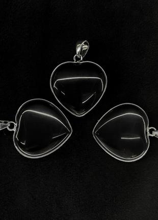 Кулон з натурального каменю чорний агат сердечко в сріблястій оправі d-35х26х9мм +- (ціна за 1шт)