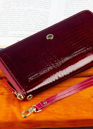 Бордовий лаковий гаманець з натуральної шкіри на блискавці з ремінцем для руки st leather s4001a8 фото
