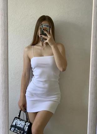 Белое короткое летнее оттягивающее мини платье в рубчик на тонких бретелях h&m9 фото