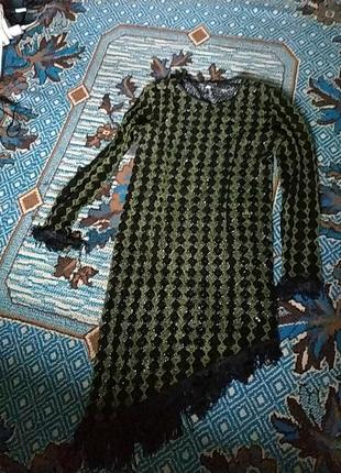 Ошатне плаття з підкладкою з блискіток.