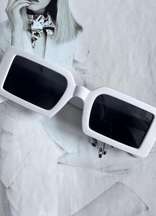 Солнцезащитные очки прямоугольные в широкой оправе белый (14557)1 фото