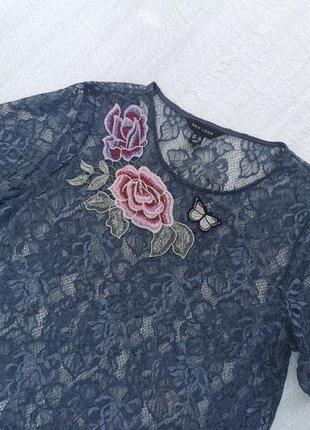 Трендовий мереживною топ футболка блуза з сіточкою з вишивкою з квітів new look🔥2 фото