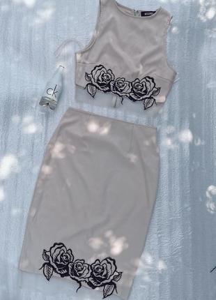 Модний жіночий костюм двійка, топ і спідниця бежевого нюдового кольору з вишивкою missguided🔥1 фото