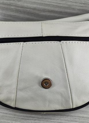 Стильная кожаная сумка кросс-боди с регулируемым плечевым ремнем для женщин в светло -бежевом цвете4 фото