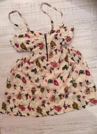 Блуза оригинального кроя.