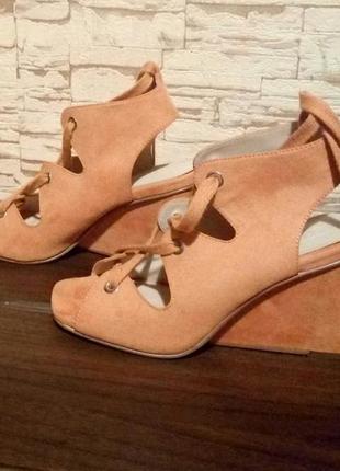 Распродажа! шикарные босоножки на танкетке