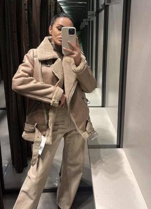 Бежевая дубленка