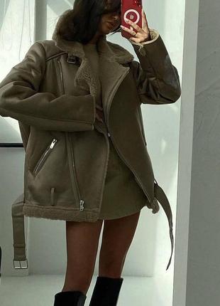 Бежевая дубленка