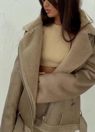 Бежевая дубленка
