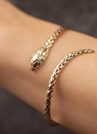 Жесткий браслет "змея" в желтом золоте (изумруды) 
бб0044м2 фото