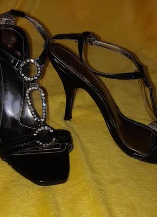 Босоніжки зі стразами
