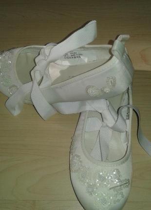 Чепурненькі черевички 33 розміру.