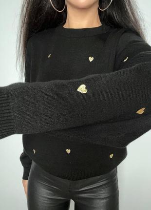 Стильный женский вязаный свитер с вышитыми сердечками10 фото