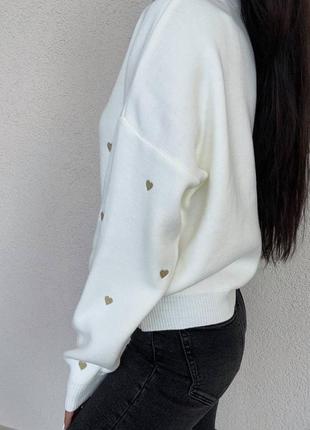 Стильний жіночий в'язаний светр з вишитими сердечками3 фото