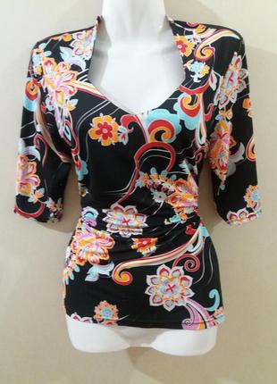 Красивая яркая футболочка, замечательного качества