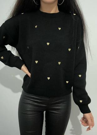 Стильный женский вязаный свитер с вышитыми сердечками3 фото