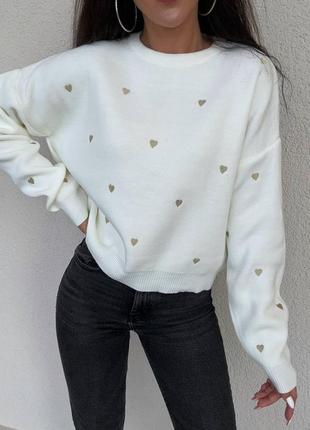 Стильный женский вязаный свитер с вышитыми сердечками7 фото