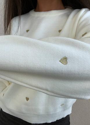 Стильний жіночий в'язаний светр з вишитими сердечками10 фото