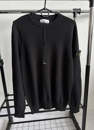 Stone island светр - стильний та комфортний, з логотипом на рукаві. ідеальний для модного образу.