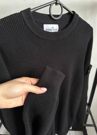 Stone island свитер - стильный и комфортный, с логотипом на рукаве. идеально подходит для модного образа.7 фото